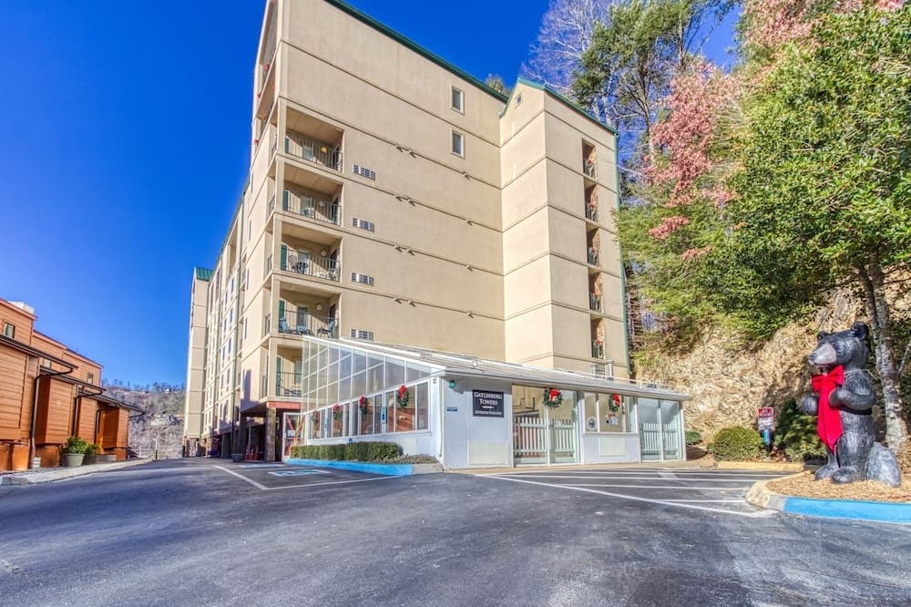 Gatlinburg Towers Condo Unit 501 - Great Location! Close To Town! 3 Bedroom Condo by RedAwning