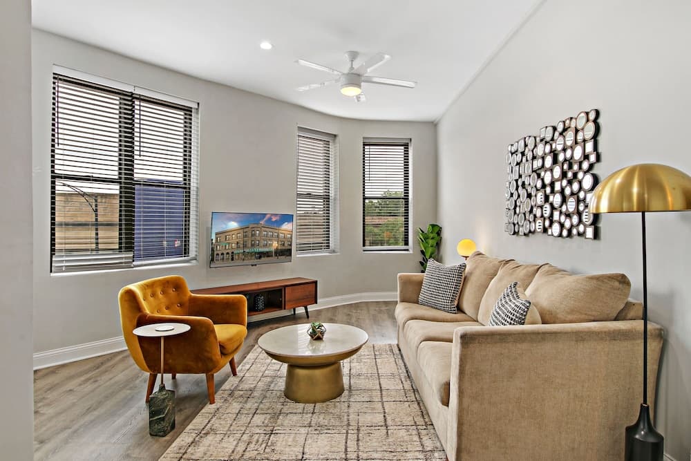 3BR Apt in Logan Square near Highlights