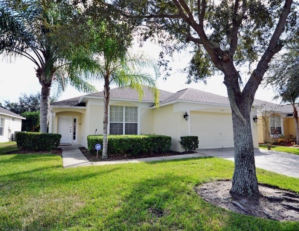 Palm Villa 4 Bedroom Home by RedAwning