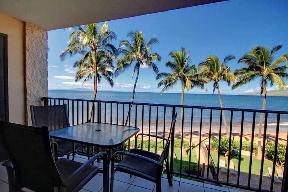 Kihei Beach, #402 2 Bedroom Condo by RedAwning