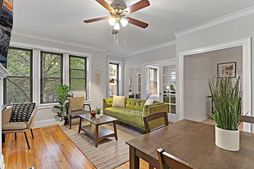 2BR Bustling & Lively Apt in Lake View