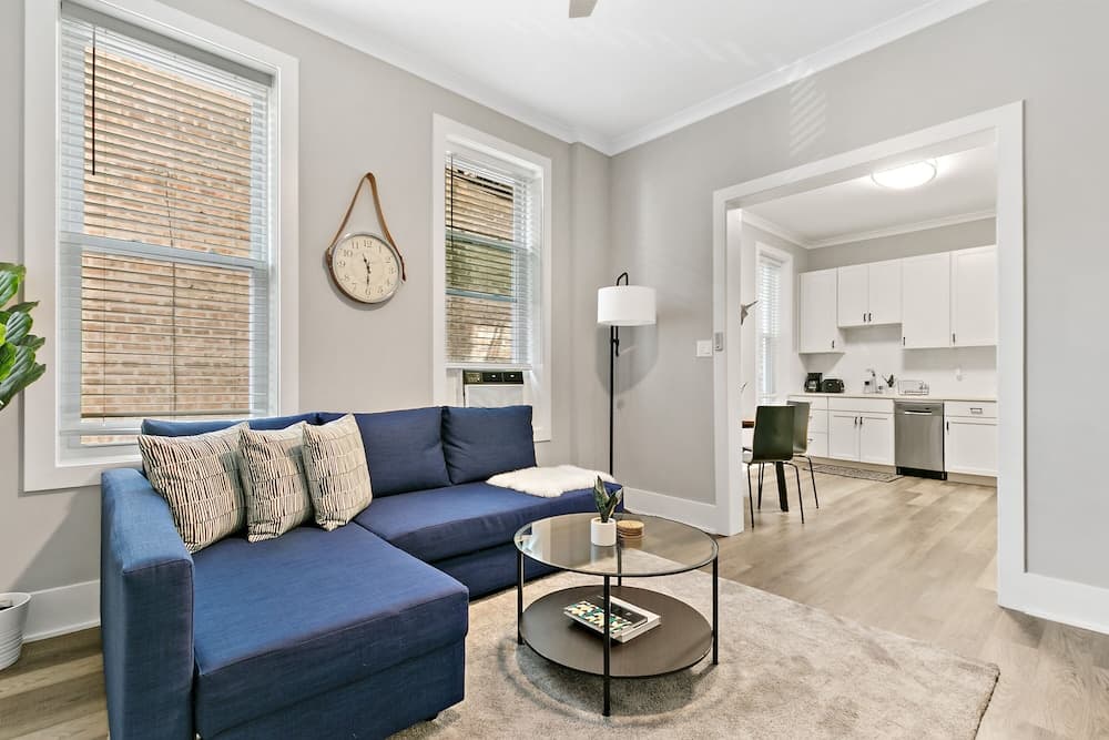 Comfy & Stylish 2BR 1BA in West Town