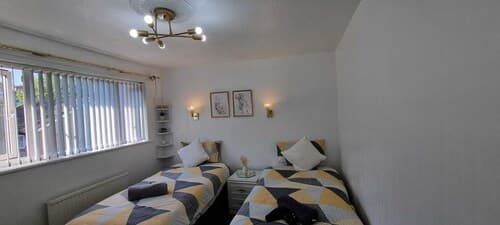 Modern 2-bed Home - Private Garden, Parking & Wifi