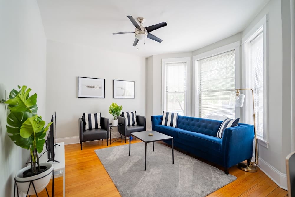 2BR Apt in Lively Ngbrhood Wrigley Field