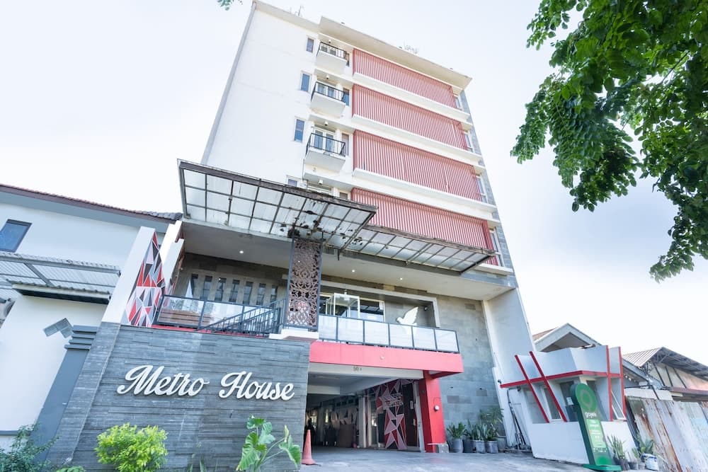 Super OYO Flagship 91863 Metro House