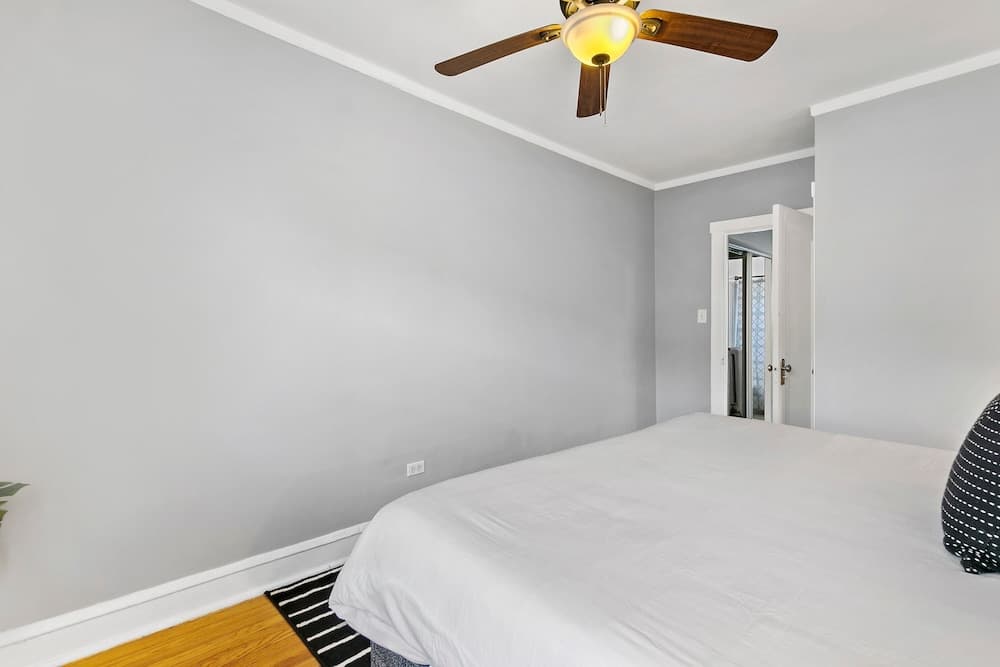 1BR Chic Apartment in Lakeview