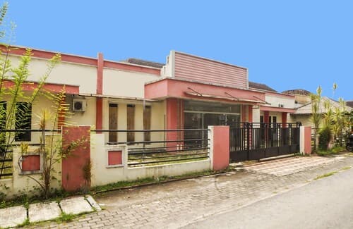 OYO 91878 Cherry Red Hotel