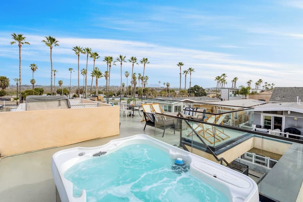 Velvet Sand I by Avantstay Steps to Newport Beach Private Rooftop w/ Outdoor Kitchen & Hot Tub!