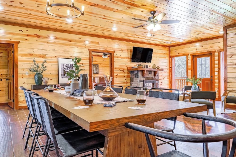 Daybreak by Avantstay Sleeps 18 Cabin + Pool/spa