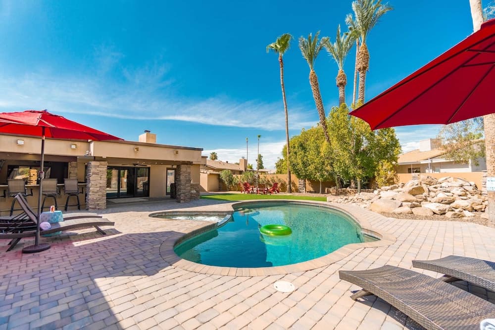 Sereno Ranch by Avantstay Sleeps 16! Outdoor Bar/kitchen, Pool, Fire Pit & Hot Tub!