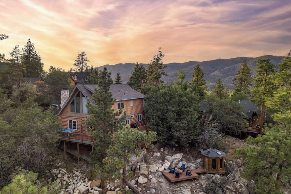 Tanglewood by Avantstay 10mins to Bear Mountain, Contemporary Hillside Cabin