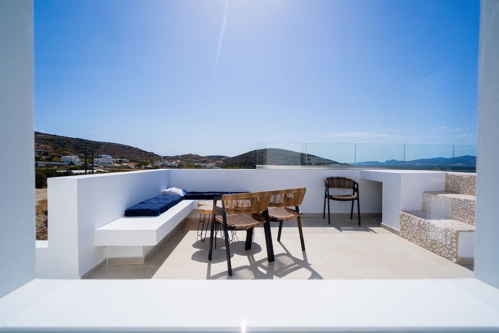 Kouros Blanc Resort & Suites