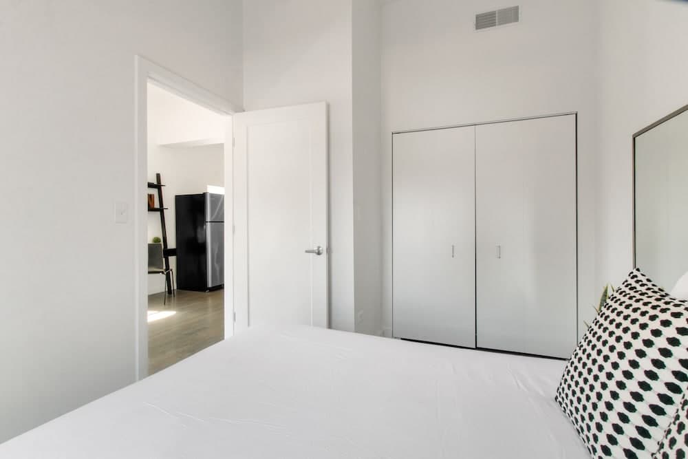 1BR Apt near Pay Parking in West Loop