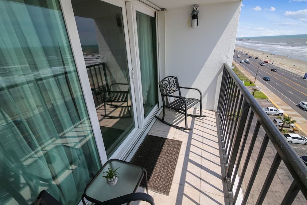 By the Sea Resort 808-seaside Retreat