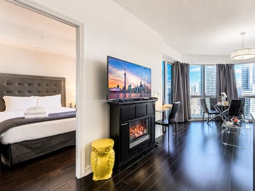 Downtown Toronto 2 Bedroom Suite Near Business District, U of T, UHN Hospitals