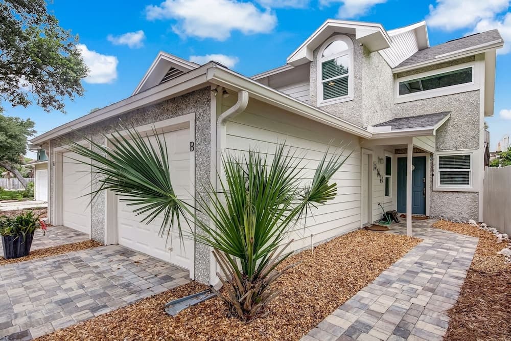 2646b 1st Ave 3 Bedroom Townhouse by RedAwning