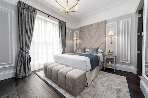 No.4 Carlton Hotel