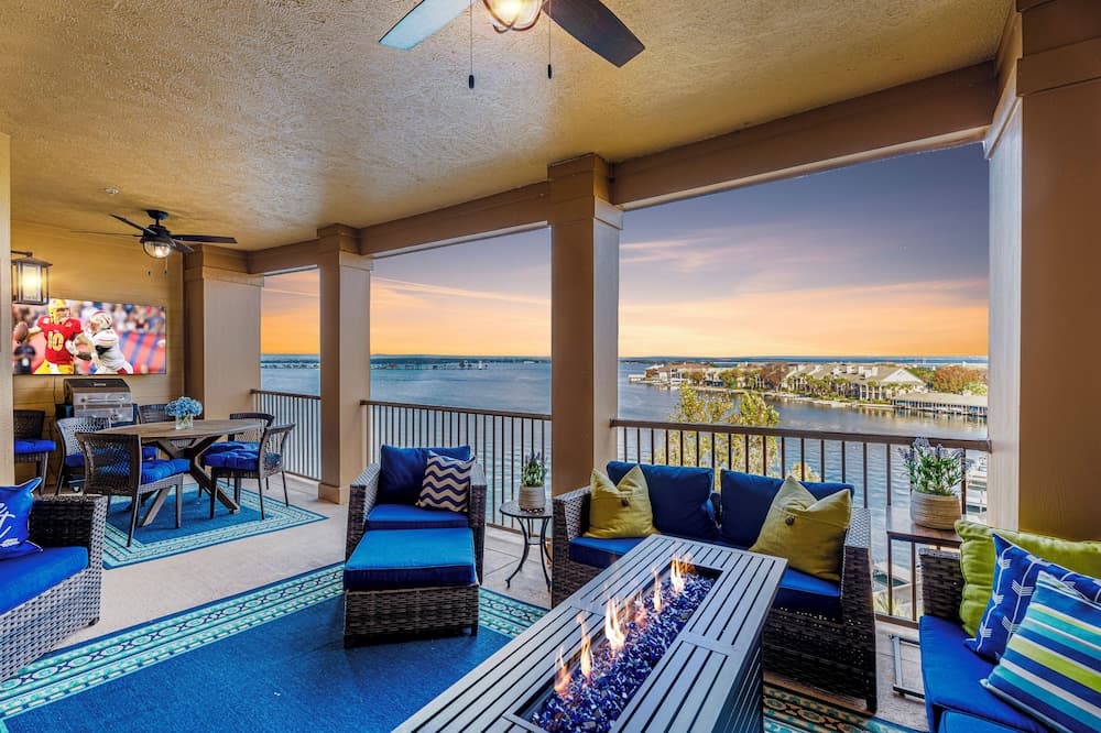 Luxury Waterfront Condo W/pool & Views!