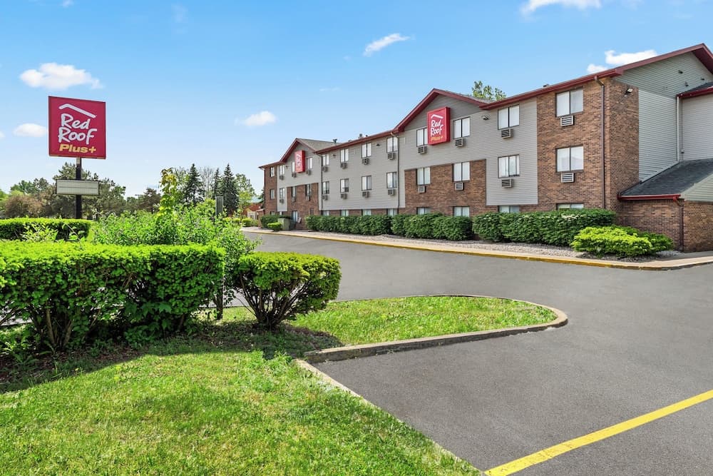 Red Roof PLUS+ Belleville