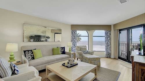 417 Seascape by Avantstay Beachfront Condo w/ Communal Pool Access