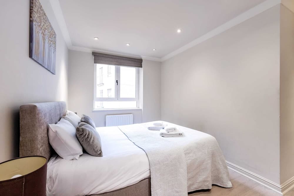 Beautiful 3-bed in the Heart of London With Parking-hosted by Sweetstay