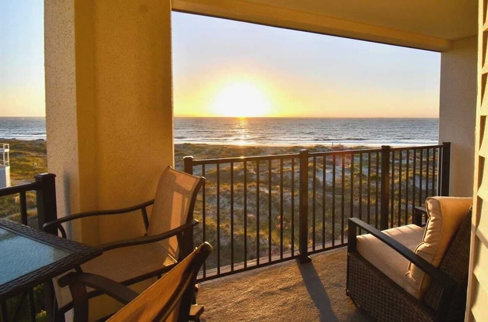402 Summerhouse by Avantstay Beachfront Condo w/ Community Pool Access