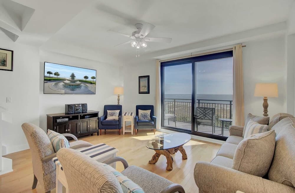 401 A Shipwatch by Avantstay Beachfront Condo w/ Community Pool Access!