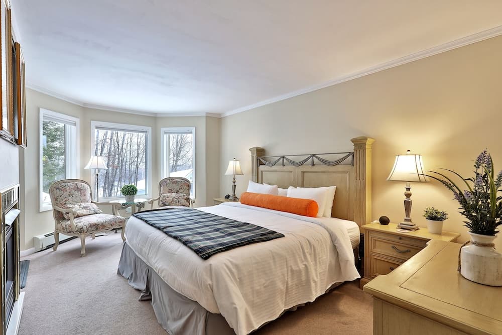 The Birch Ridge: European Room #8 - King Suite In Killington, Vermont. Hot Tub. 1 Bedroom Home