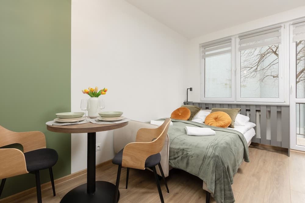 Kolorowa Studio Apartment by Renters