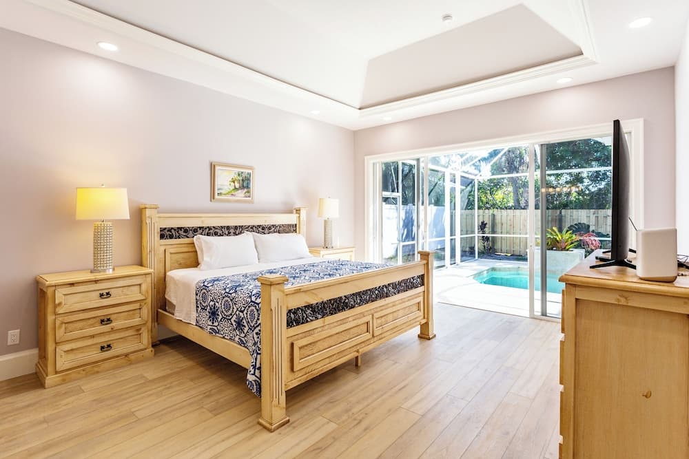 Imola: Newly Remodeled Pool Home Minutes from Vanderbilt Beach. Family-Friendly Retreat with 4 BR, 3.5 Bathrooms, and Private Screened Pool. Perfect Location Near Mercato and Naples Attractions