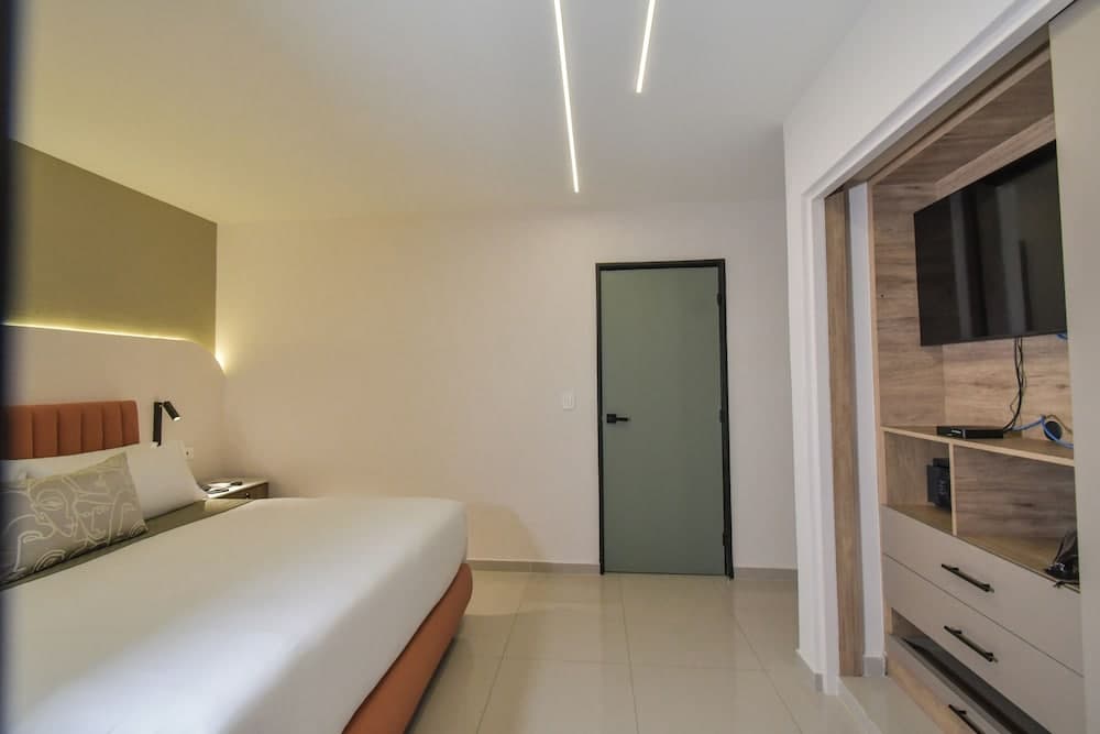 Expo Satelite 2750 Hotel & Suites