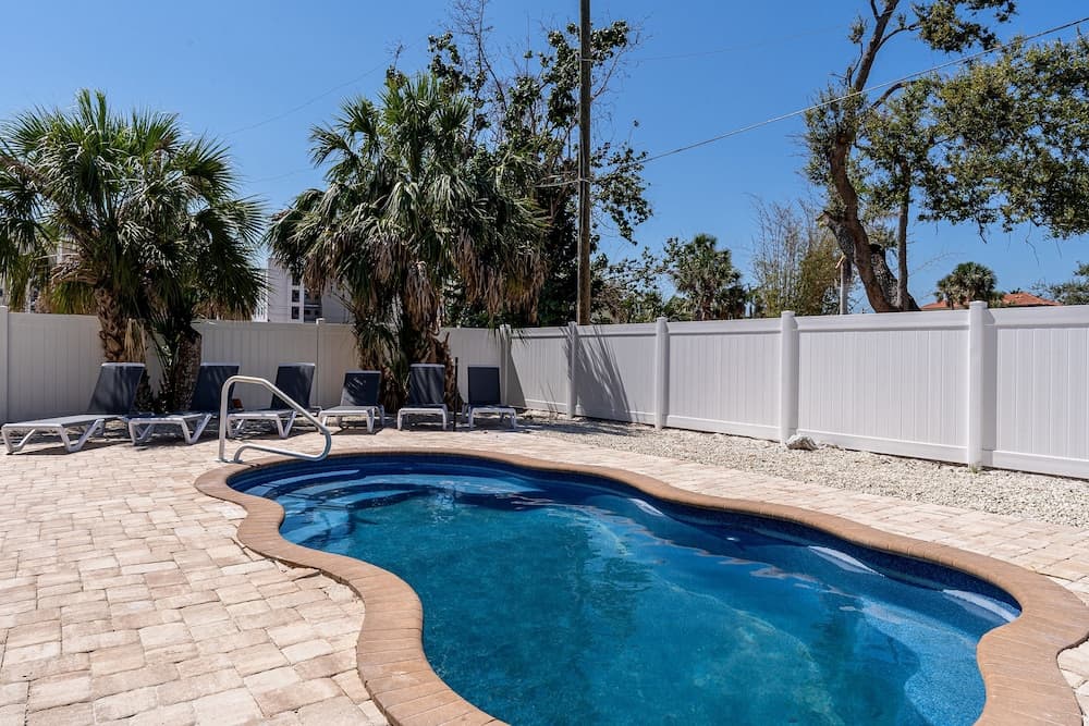 109 Gulfview Avenue - Beautiful Private Pool Home Mid Island 3 Bedroom Home by RedAwning