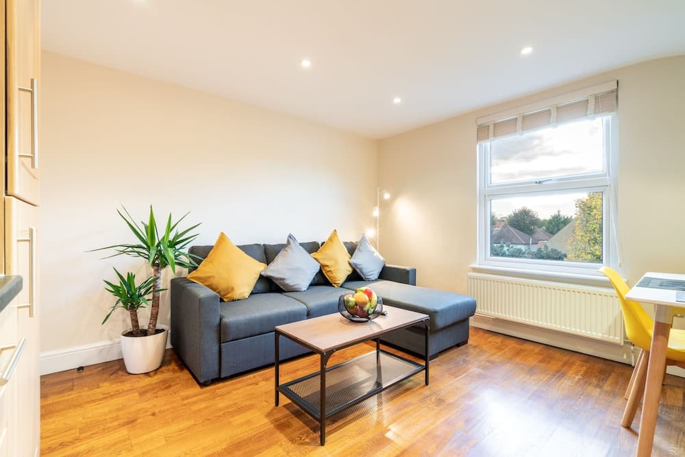 1bd Apt for 2-4. New Decor & Furnishings