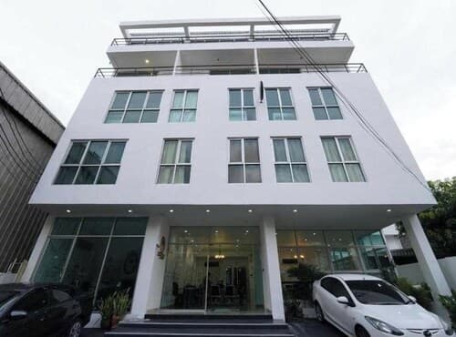 RQ Bangkok Sukhumvit 50 by Collection O