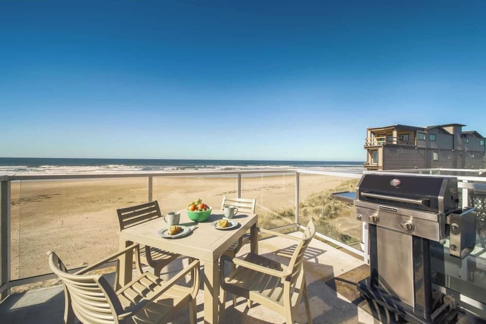 Moonlight by Avantstay Modern Home w/ Views & Direct Access to Rockaway Beach