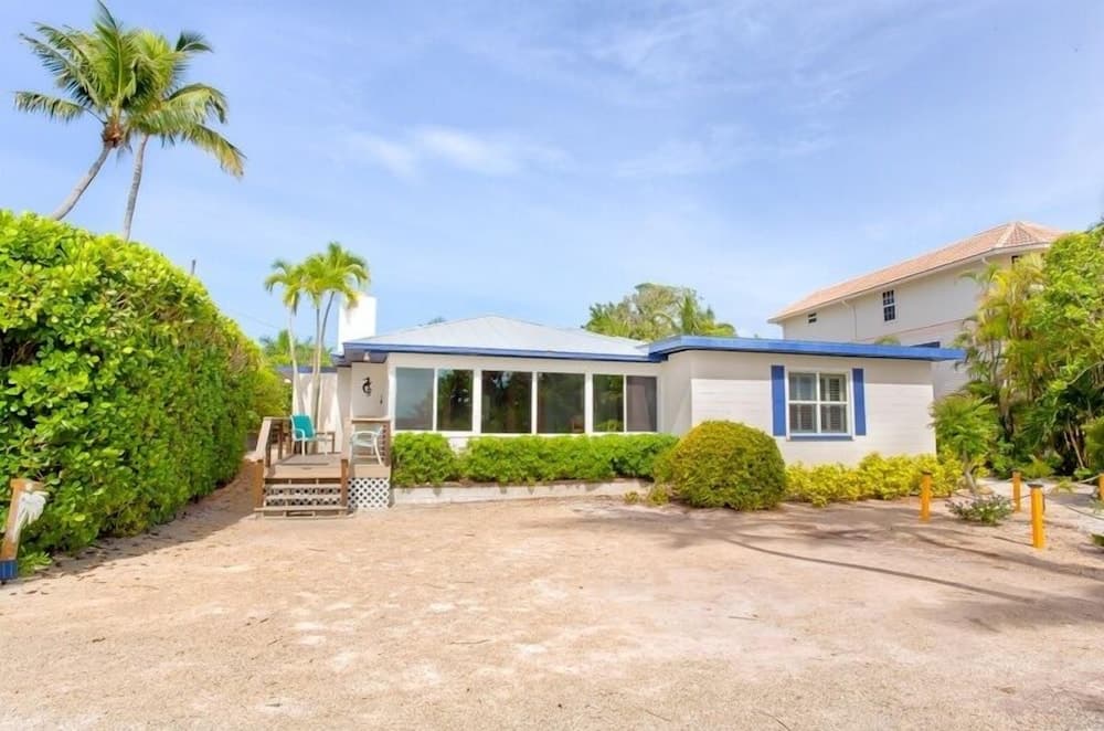 Baybarlyn 4 Bedroom Home by RedAwning