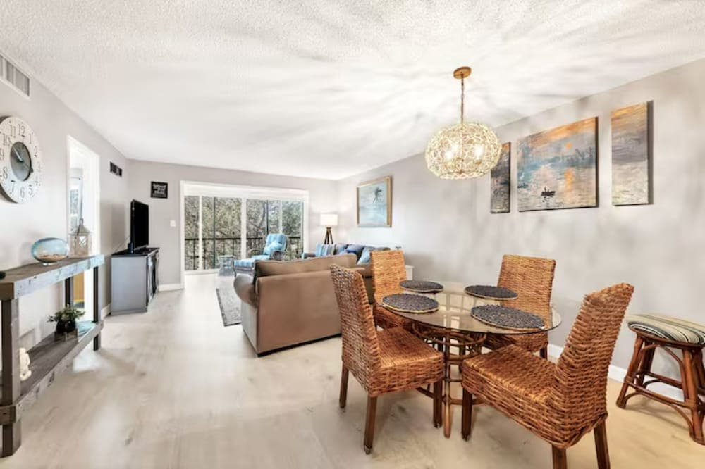 2 Bed 2 Bath Centrally Located