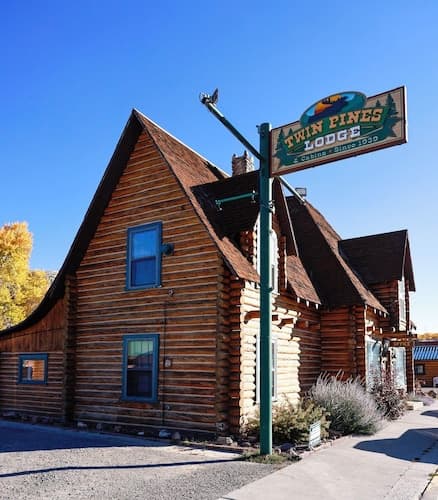 Twin Pines Lodge & Cabins