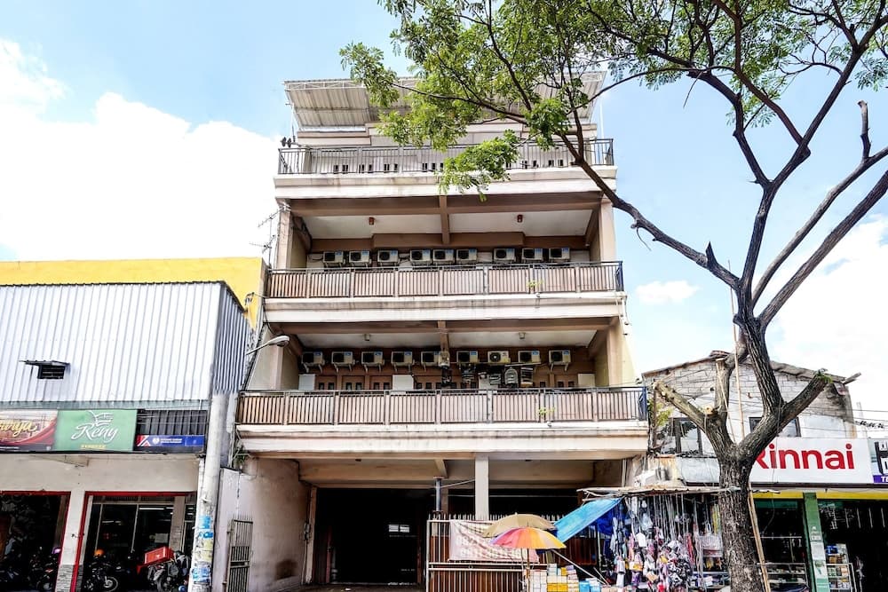OYO Flagship 90890 Bratang Gede Residence