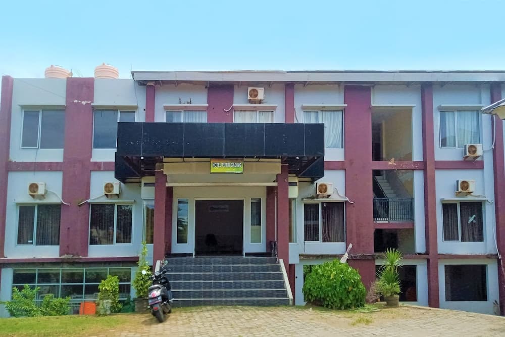 OYO 91876 Hotel Putri Gading 2