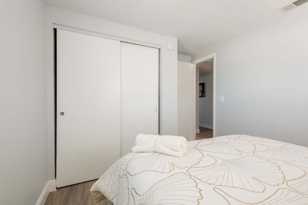 Sleeps 6 Hot Tub Fenced Yard Cozy Chic