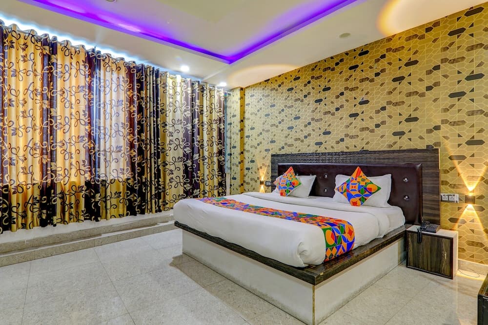 Fabhotel Gold Galaxy