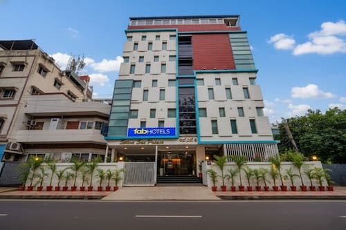 Fabhotel Greenwood Xpress Inn