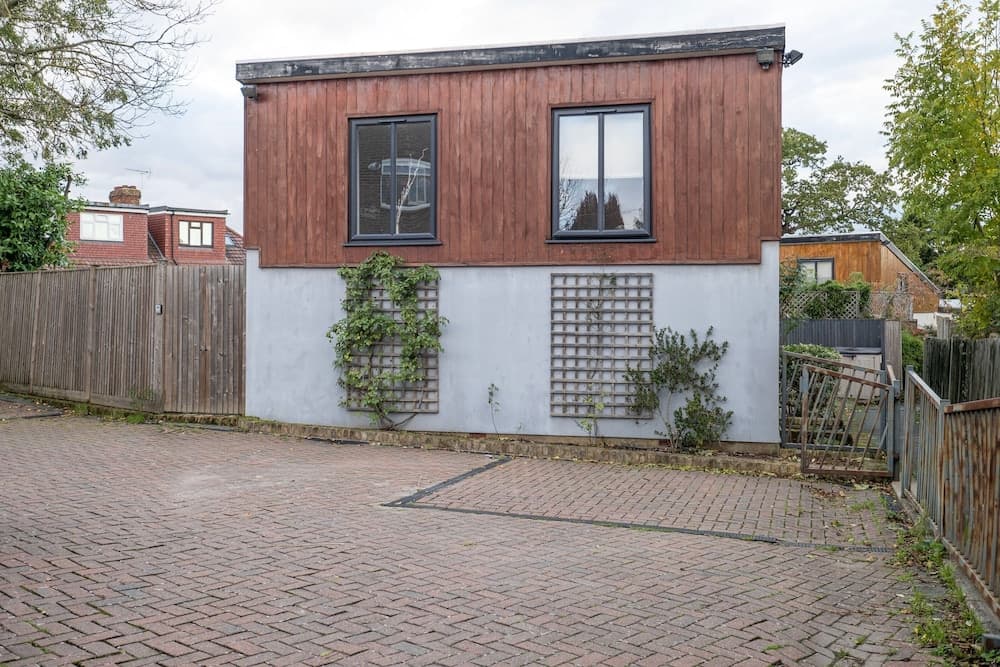 Quirky 3 Bdr 2 Bath Cottage with Parking