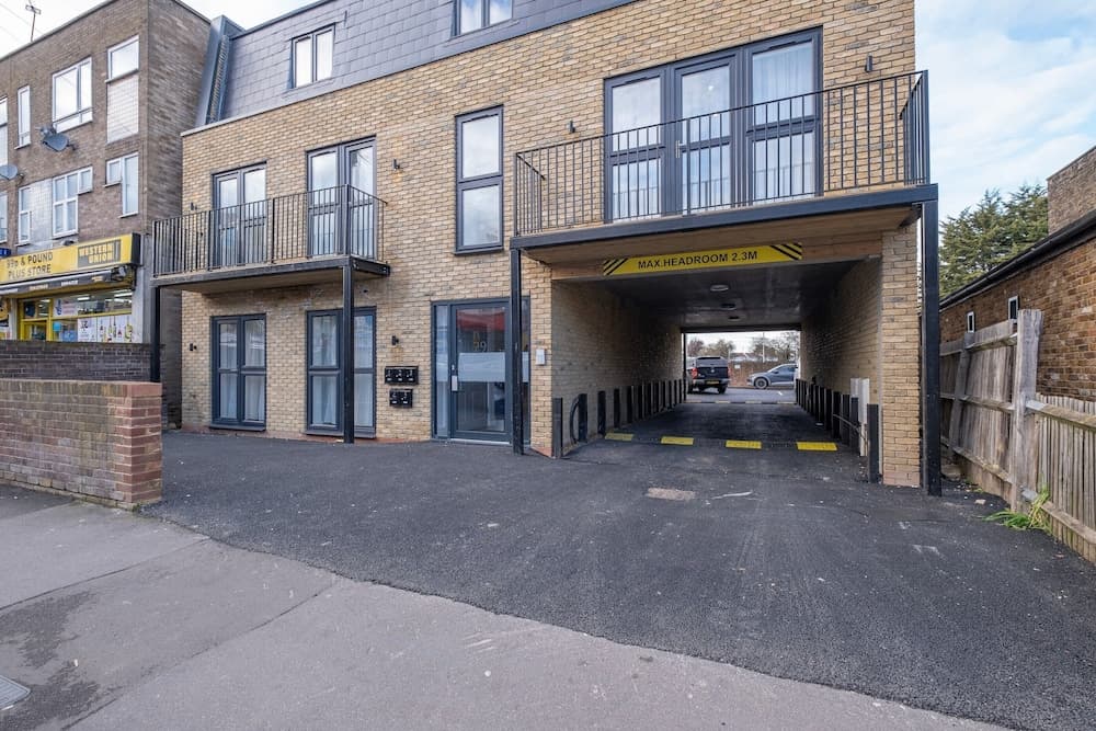 Luxury 1 & 2 bed Apartment free parking