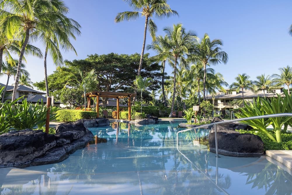 Hilton Pool Pass Included - Luxury Living