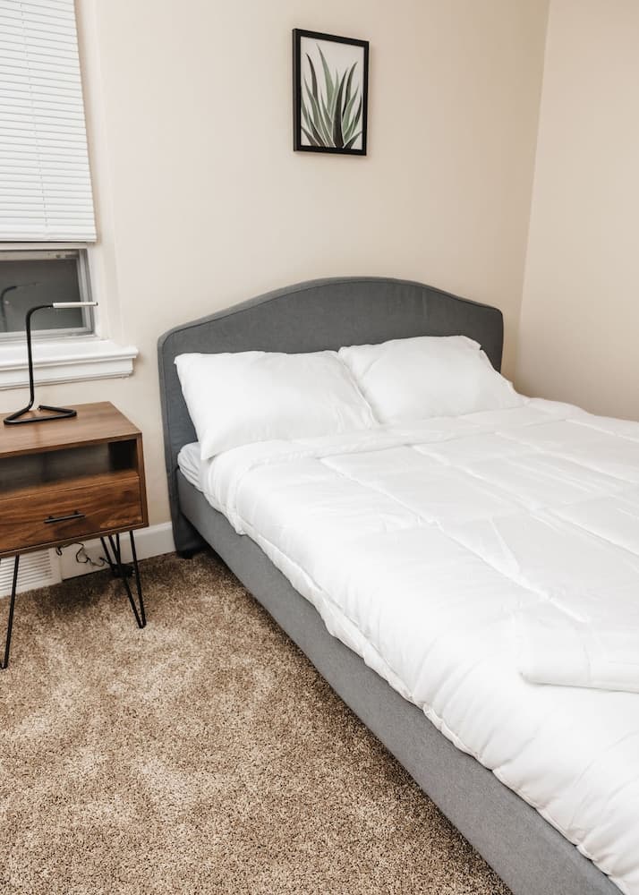 Convenient Apt W/shopping, Dining & Freeways