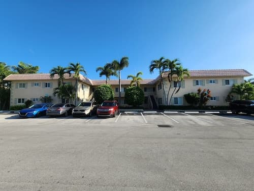 Coco Palms Apartments By Lowkl