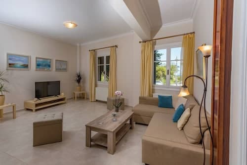Katerina Residence - Beachfront Plaz Eot