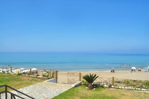 Beachfront 4-bed Luxury Suite - Agios Gordios Corfu Greece